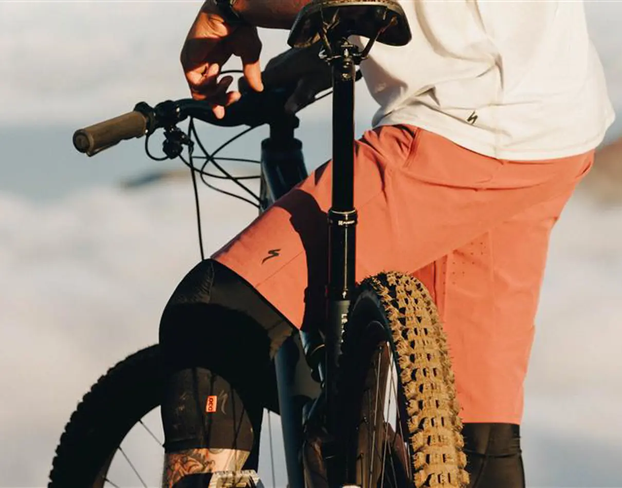 Specialized and D3O<sup>&reg;</sup> Unveil the Traction D3O<sup>&reg;</sup> Knee Pad: Innovatively Designed for Unrestricted Movement and Powerful Pedaling.